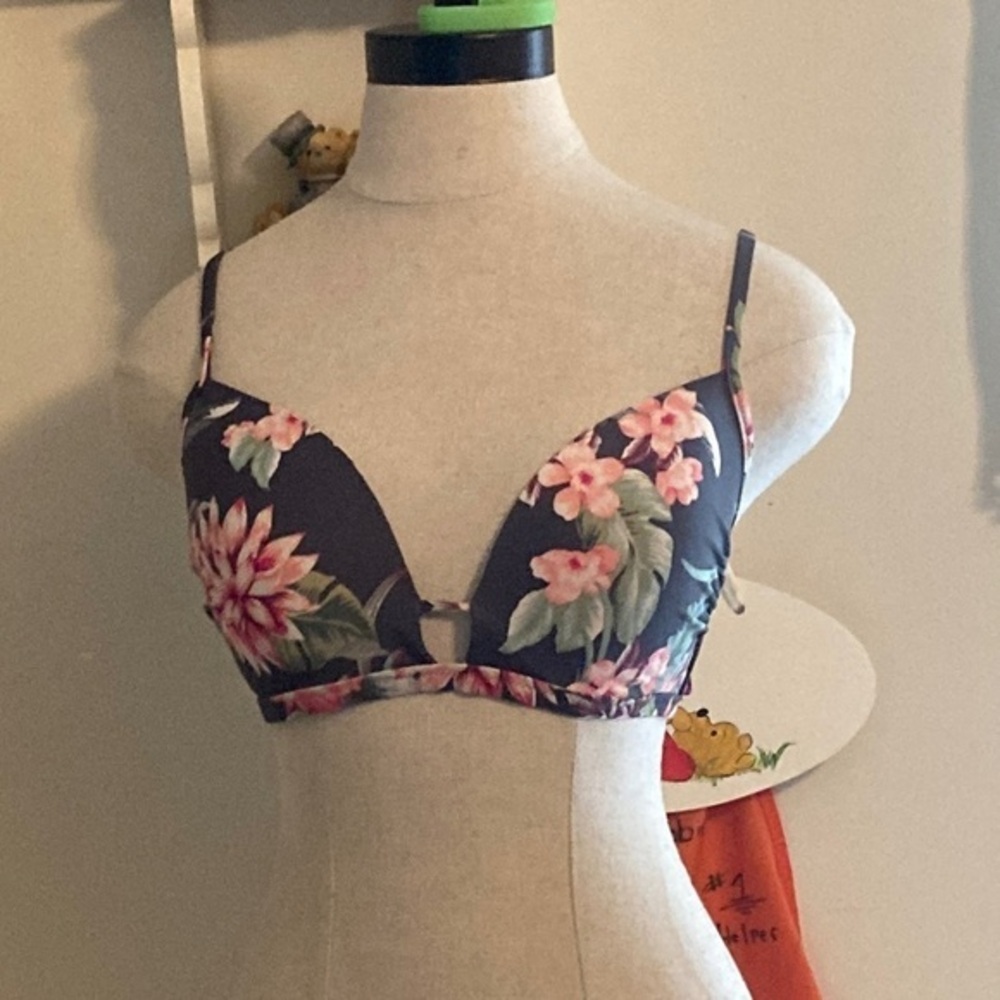 Woman’s bikini top swim suit top bathing suit top - Size 34 C